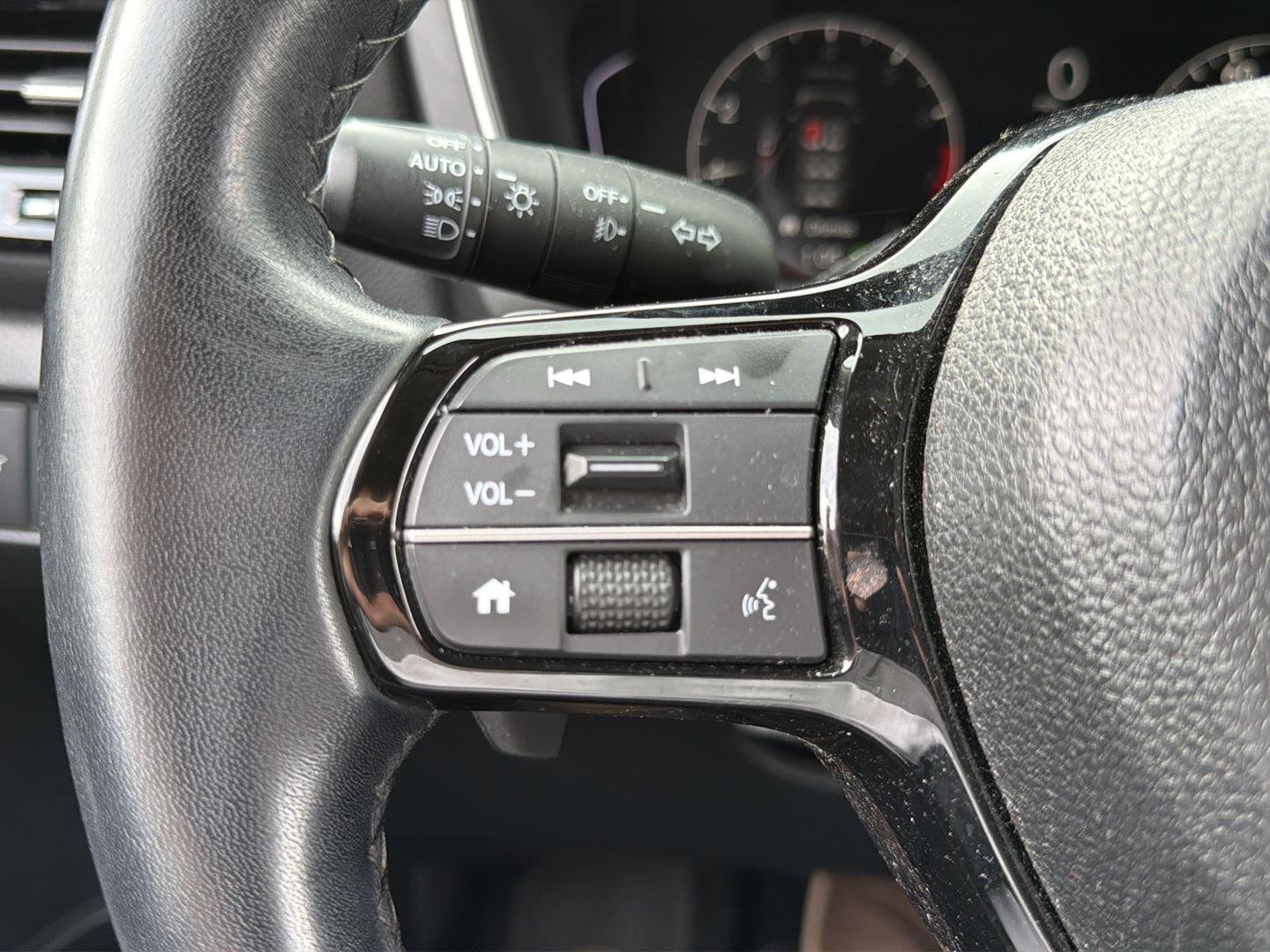 Used 2025 Crystal Black Pearl Honda EX-L image 20
