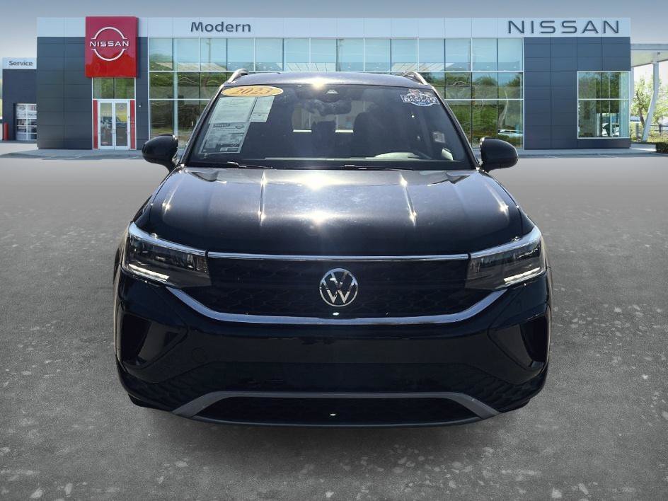 Used 2023 Deep Black Volkswagen SE image 2