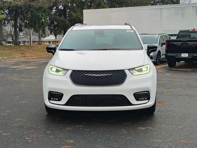 New 2026 Bright White Clear-Coat Exterior Paint Chrysler Select image 38