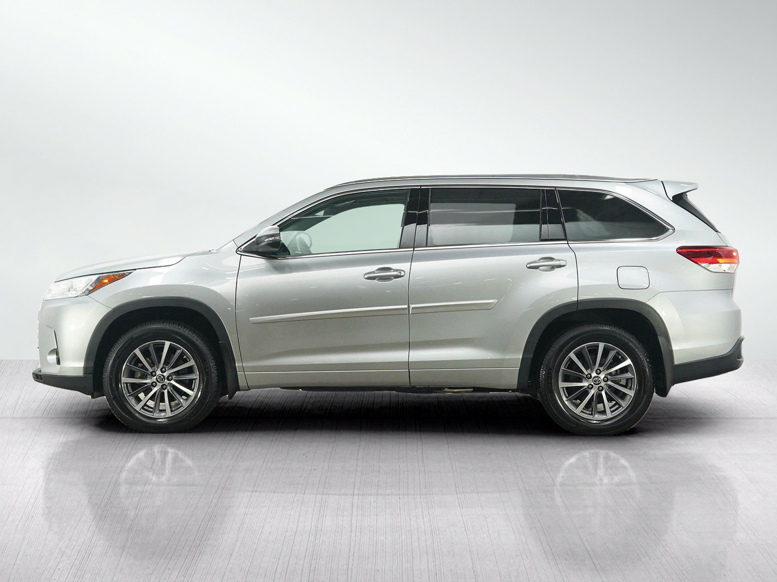 Used 2018 Toyota Highlander XLE with VIN 5TDJZRFH1JS894035 for sale in Burnsville, Minnesota