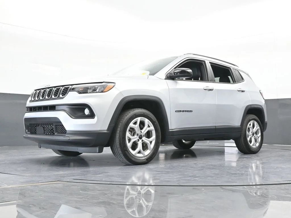 Used 2025 Silver Zynith Metallic Clearcoat Jeep Latitude image 24