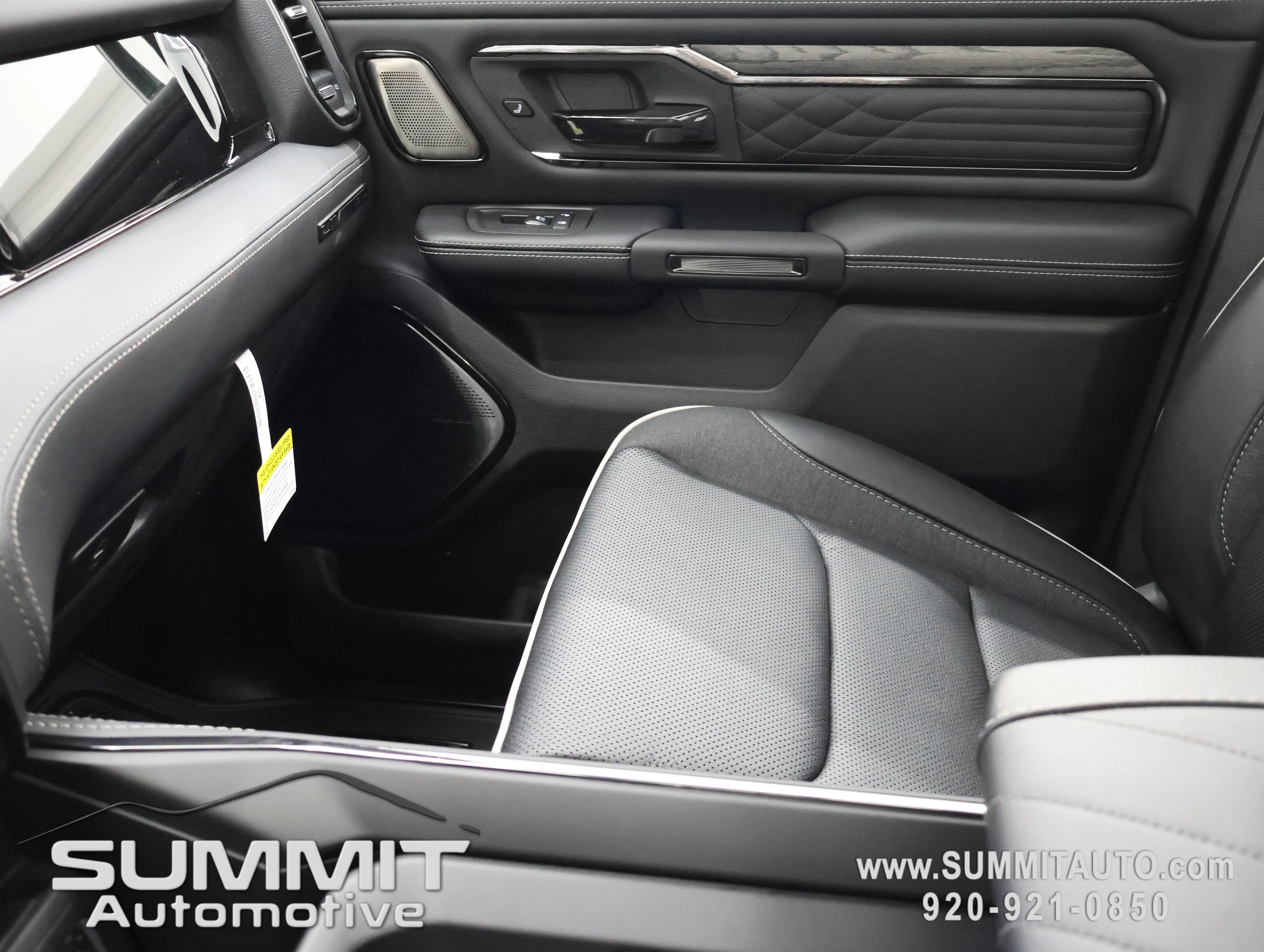 New 2026 Diamond Black Crystal Pearl-Coat Exterior Paint RAM Limited image 17