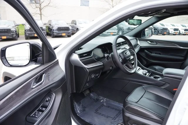 Used 2025 White/off-white Jeep Limited image 14