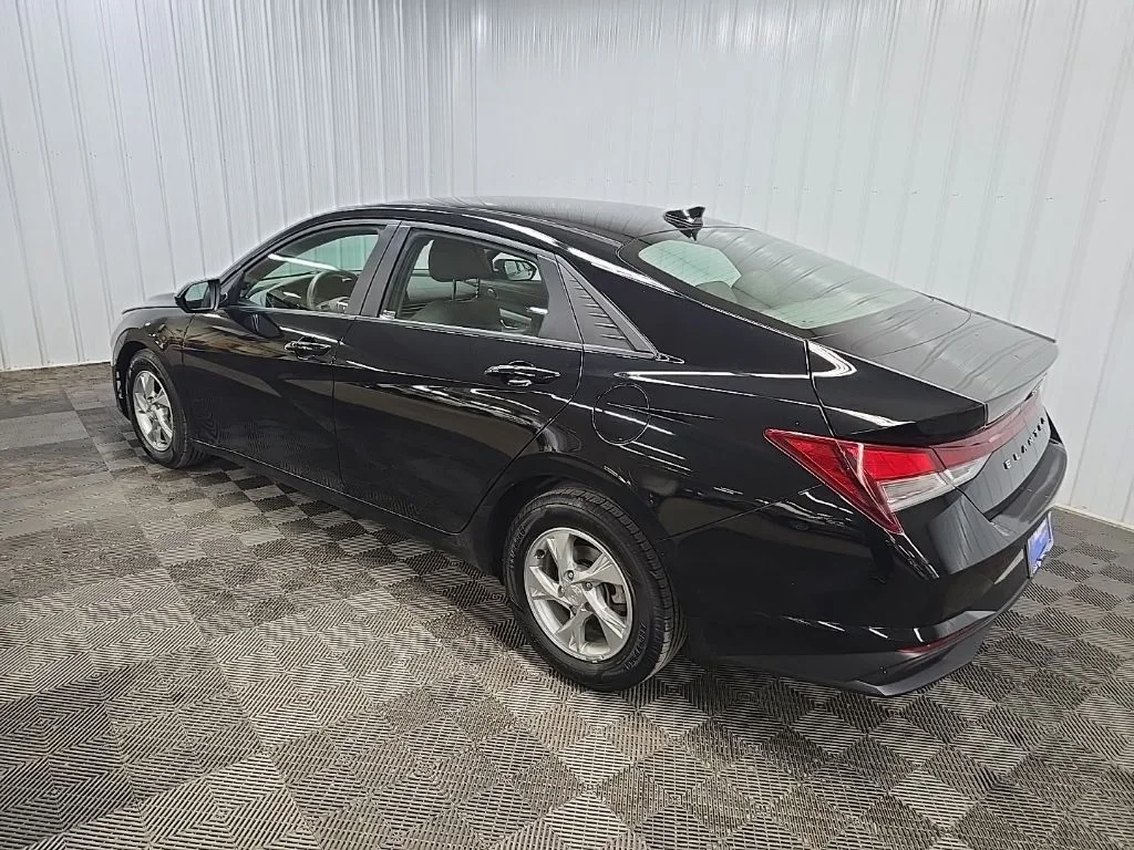 Used 2022 Black Hyundai SE image 9
