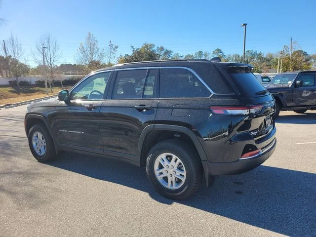 New 2025 Diamond Black Crystal Pearl-Coat Exterior Paint Jeep Laredo image 9