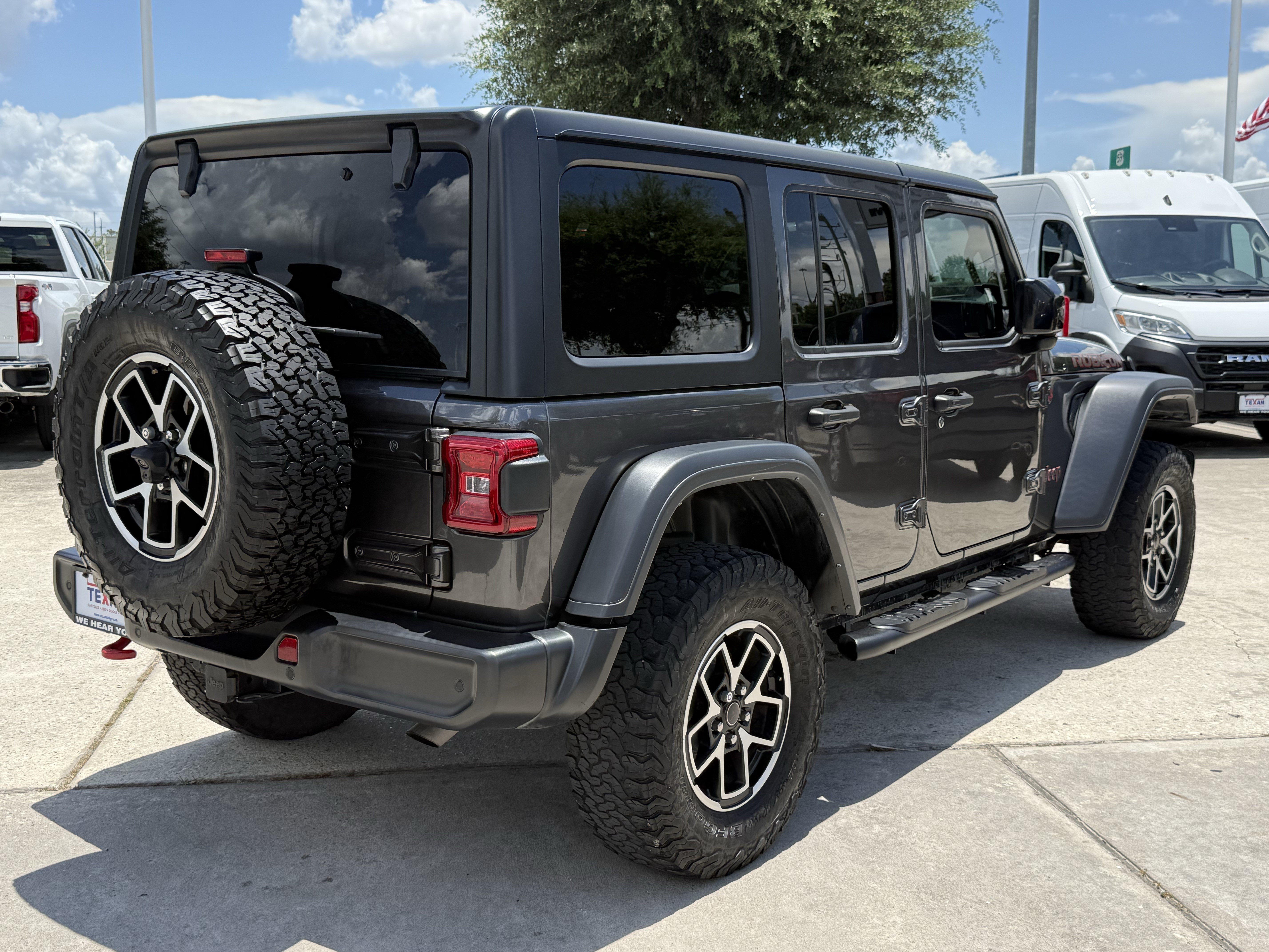 Used 2024 Granite Crystal Metallic Clearcoat Jeep Rubicon image 4