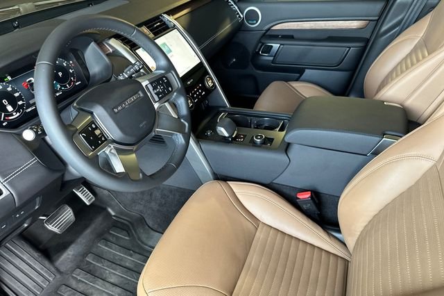 Used 2025 Brown Land Rover Dynamic SE image 9