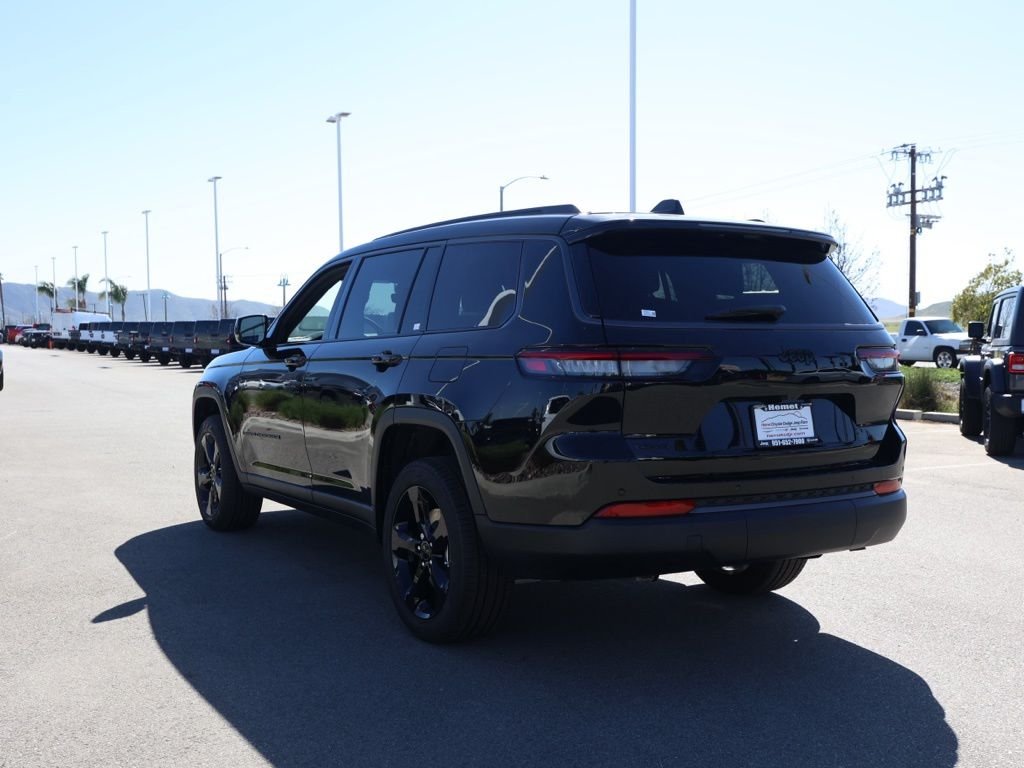 New 2026 Diamond Black Crystal Pearl-Coat Exterior Paint Jeep Limited image 5