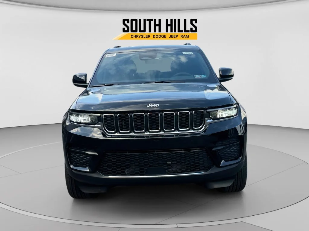 New 2026 Diamond Black Crystal Pearl-Coat Exterior Paint Jeep Laredo image 8