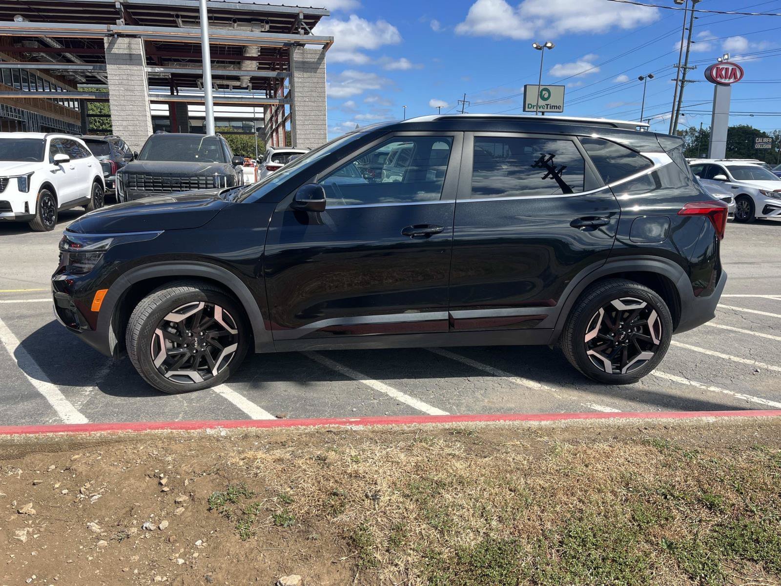 Used 2024 Fusion Black Kia SX image 5