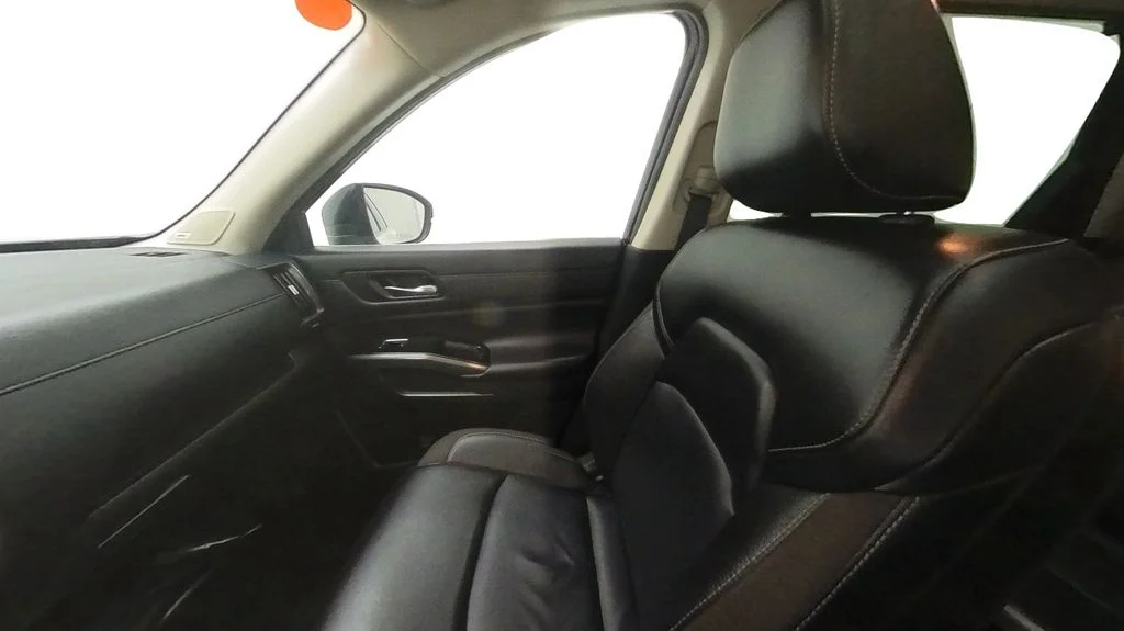 Used 2023 White Nissan SL image 30
