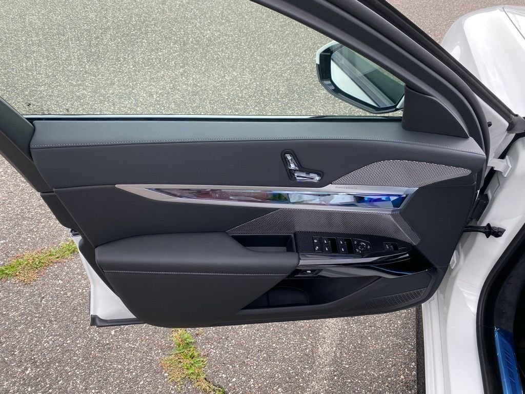 2026 BMW 7 Series 750e - Photo 15