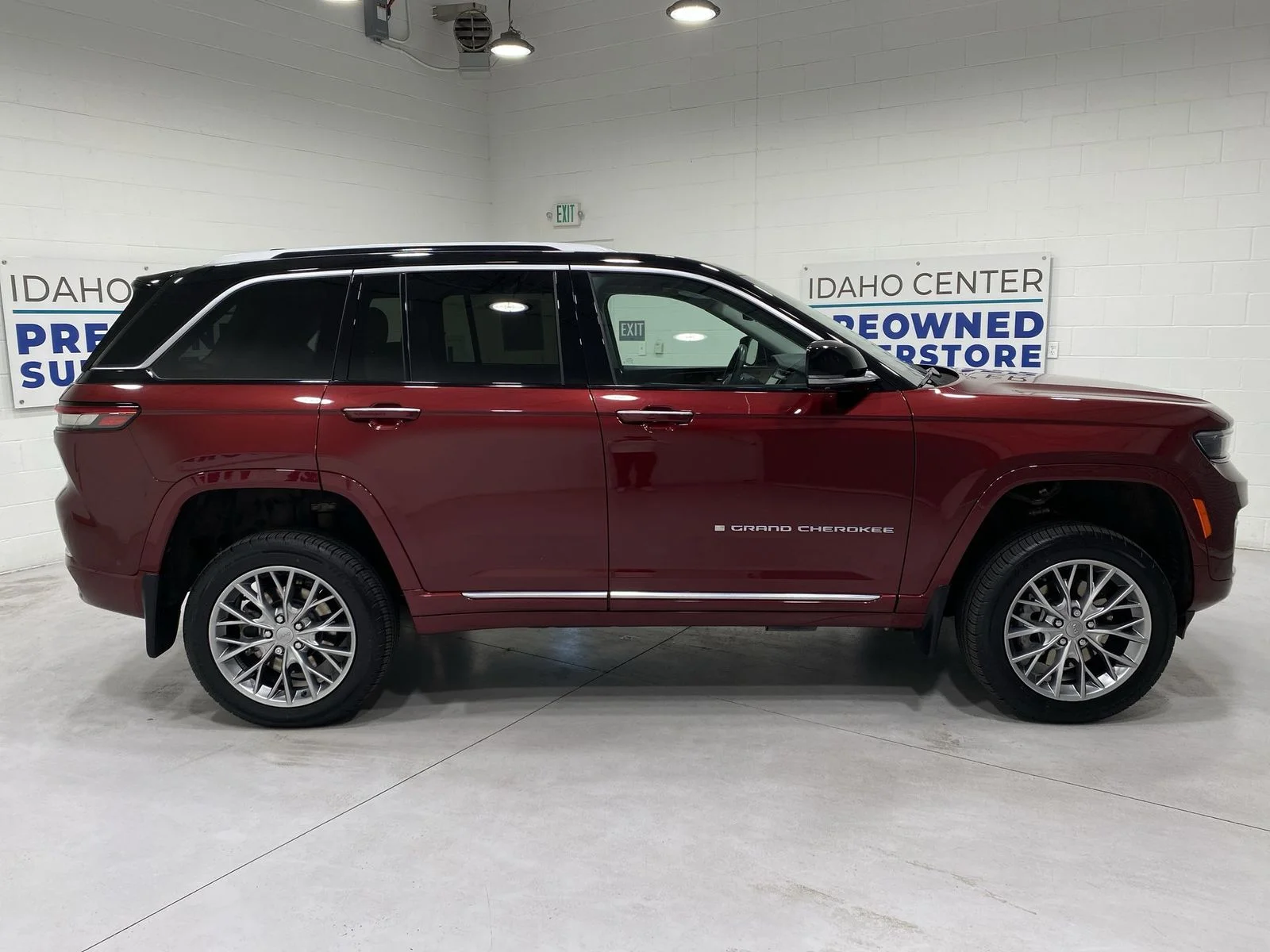 Used 2022 Red Jeep Summit 4xe image 9
