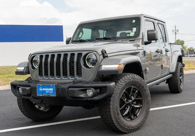 Used 2023 Gray Jeep Sport S image 1