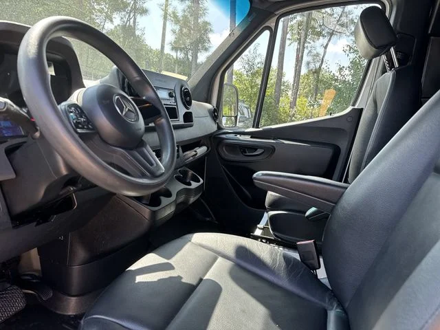 Used 2022  Mercedes-Benz Cargo 144 WB image 19