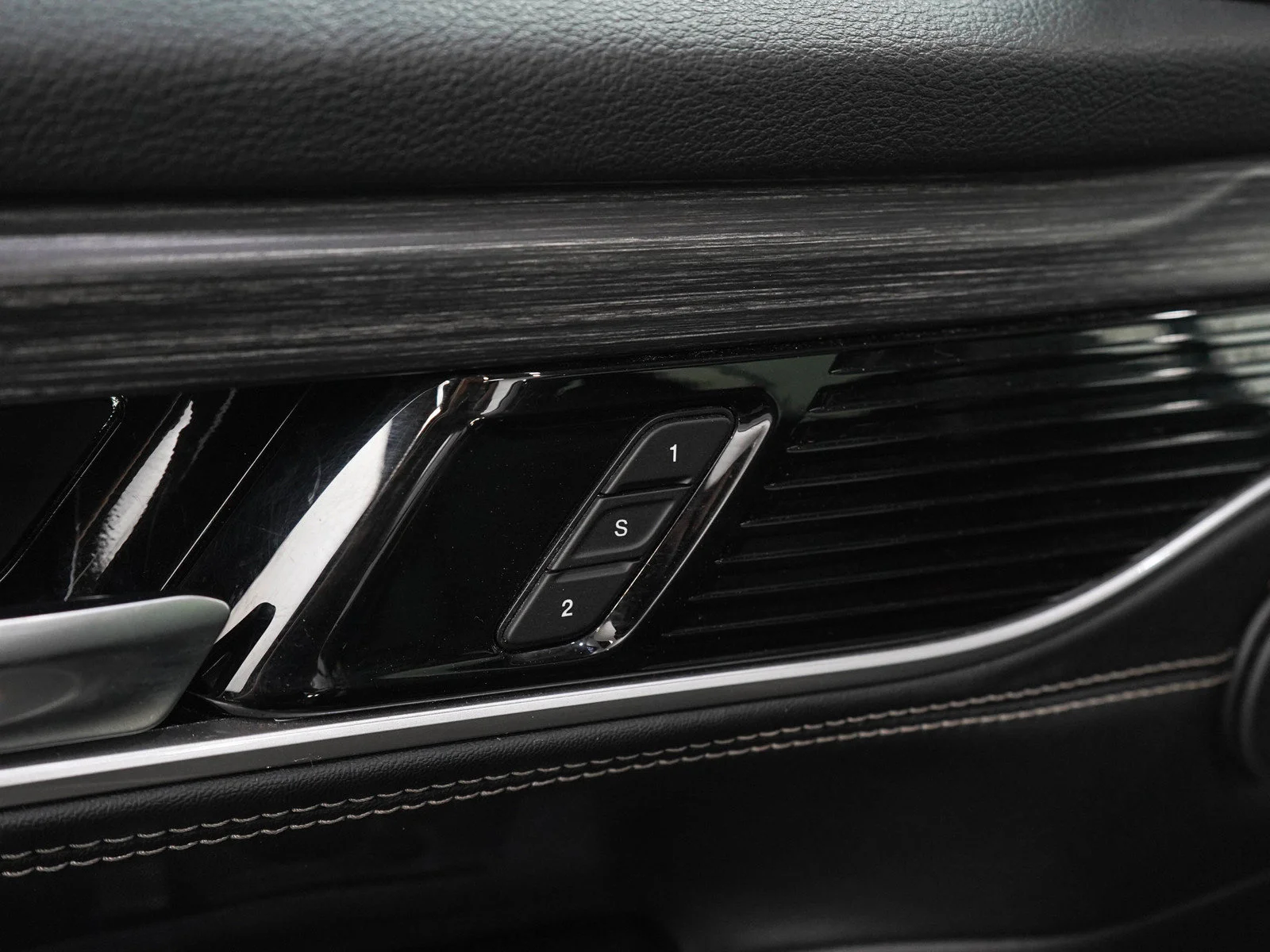 Used 2023 Diamond Black Crystal Pearlcoat Jeep Series II image 25