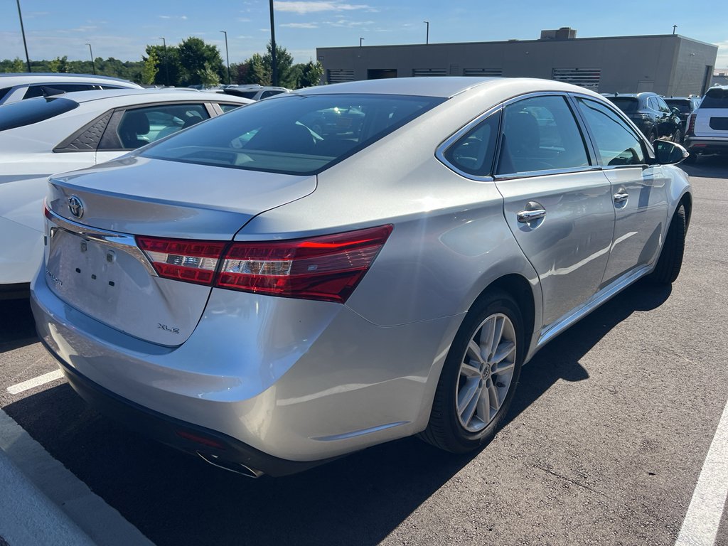 Used 2013 Classic Silver Metallic Toyota XLE Premium image 22