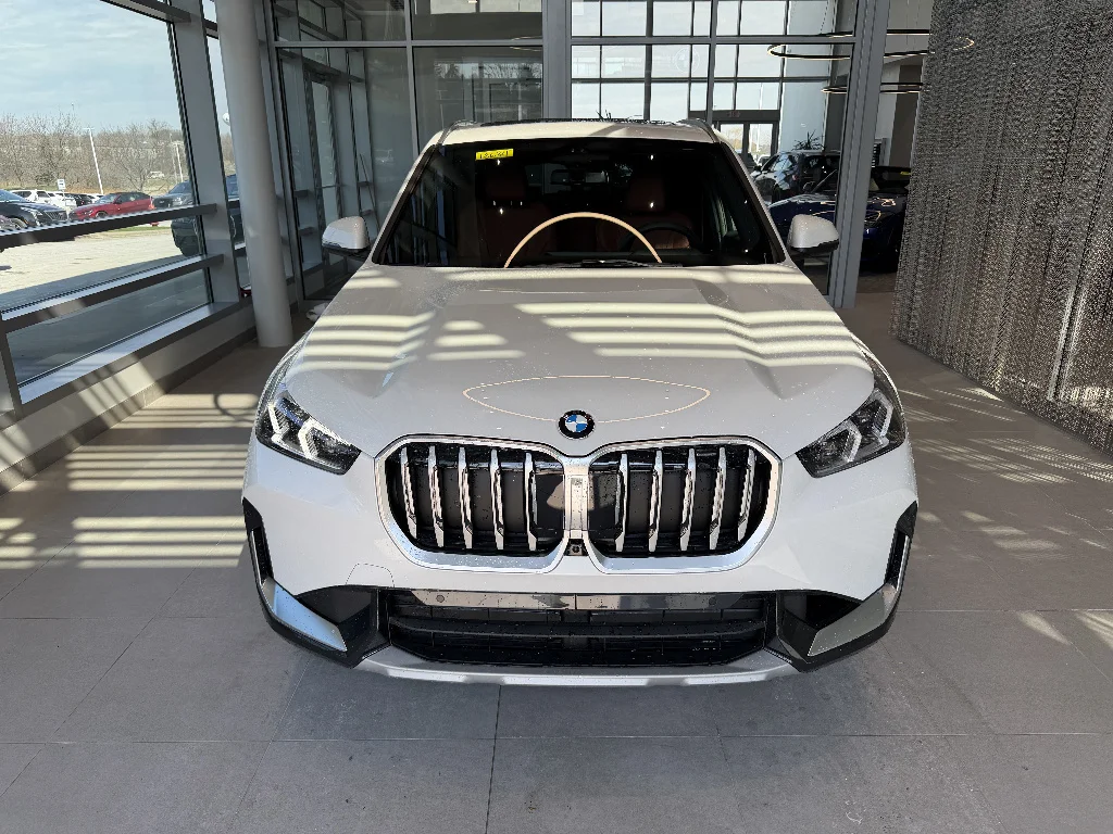 New 2026 Mineral White Metallic BMW xDrive28i image 2