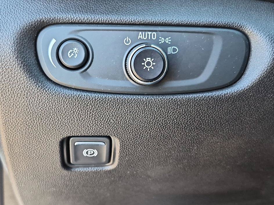 Used 2019 Summit White Chevrolet RS image 21