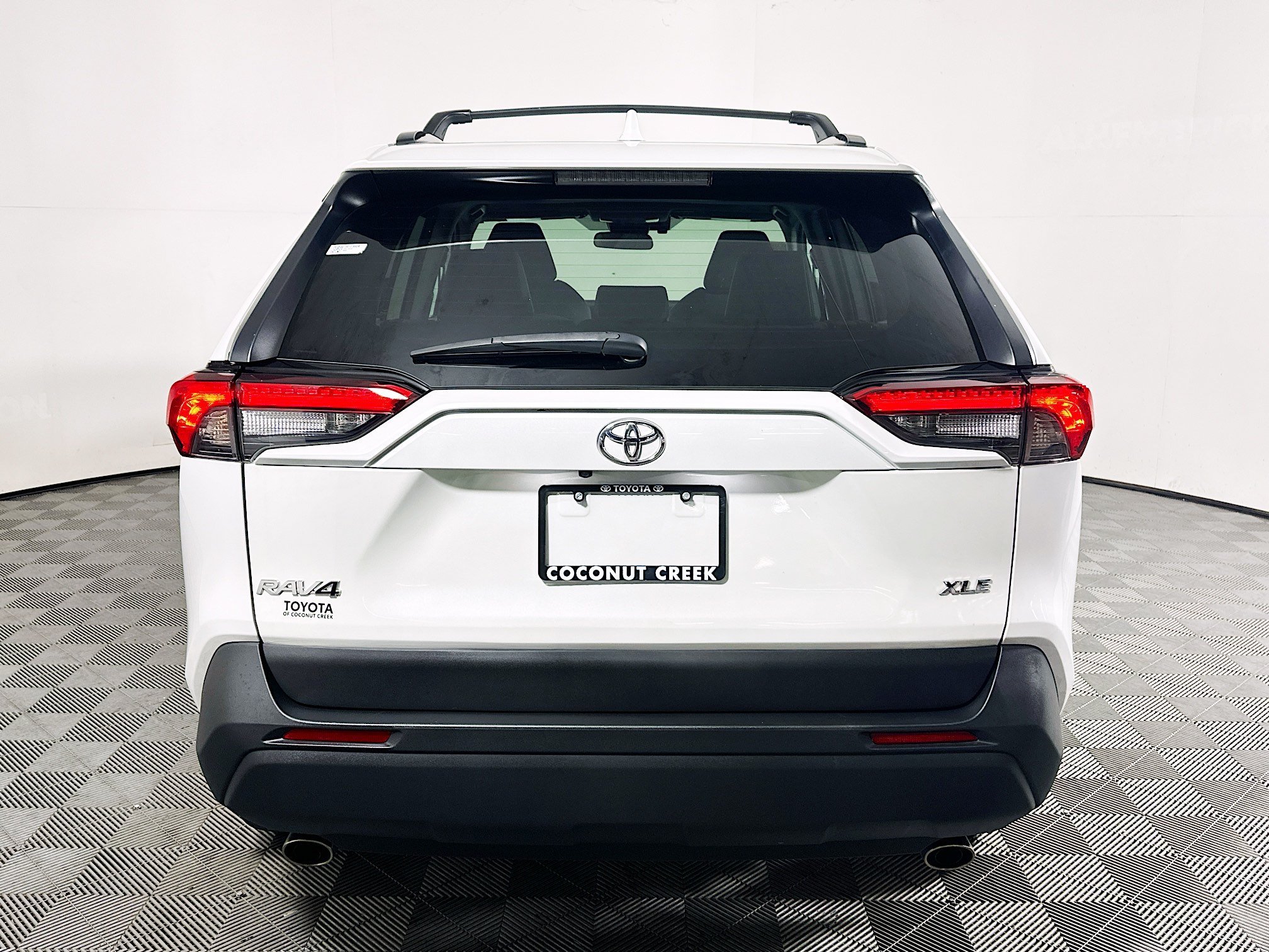 Used 2024 Pearl Toyota XLE Premium image 4