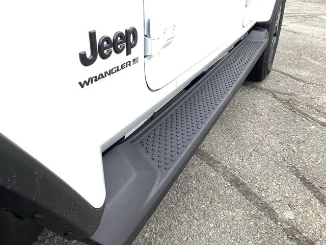 New 2026 Bright White Clearcoat Jeep 4-DOOR SAHARA image 21