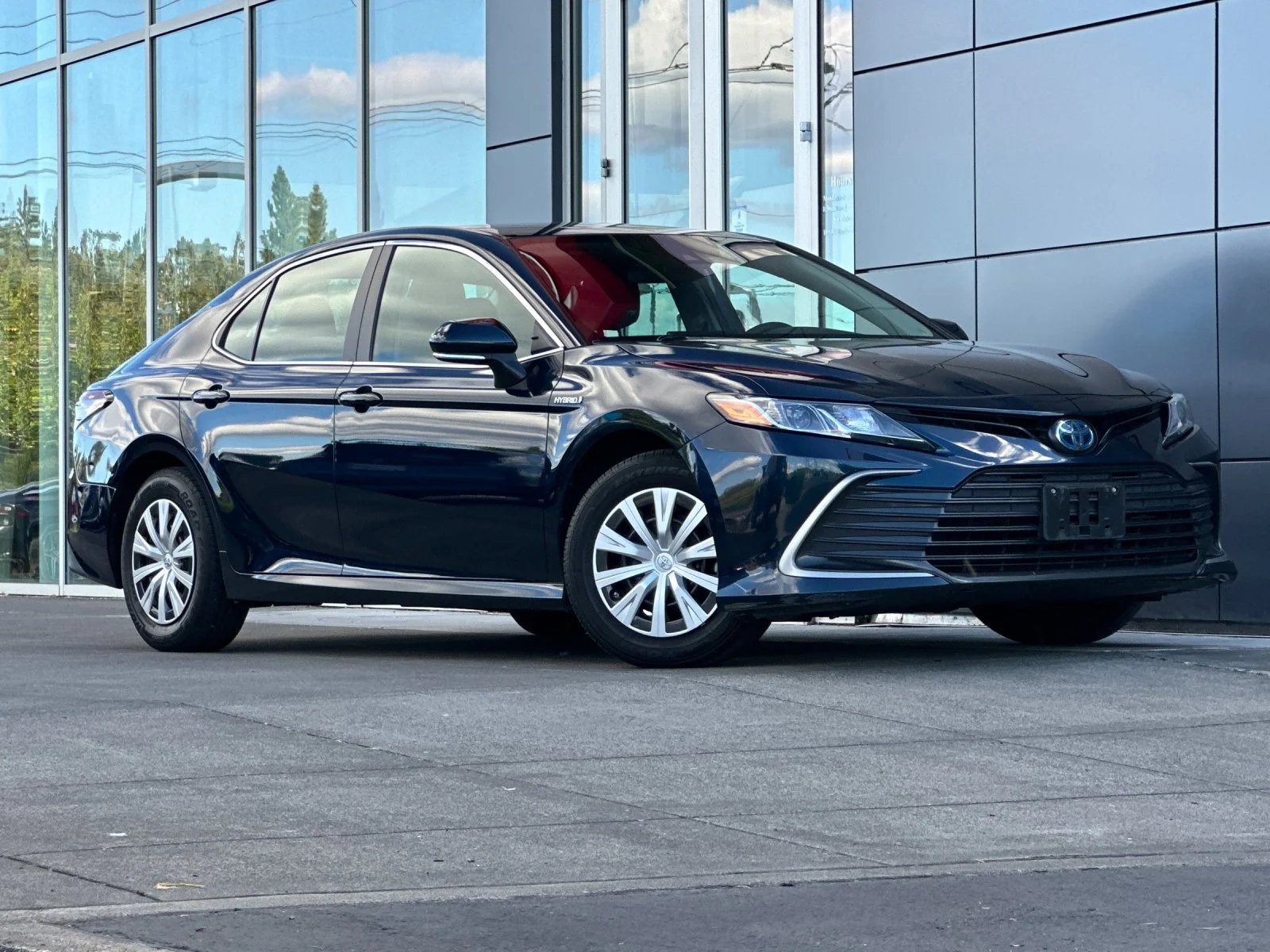 Used 2021 Aqua Toyota LE image 2