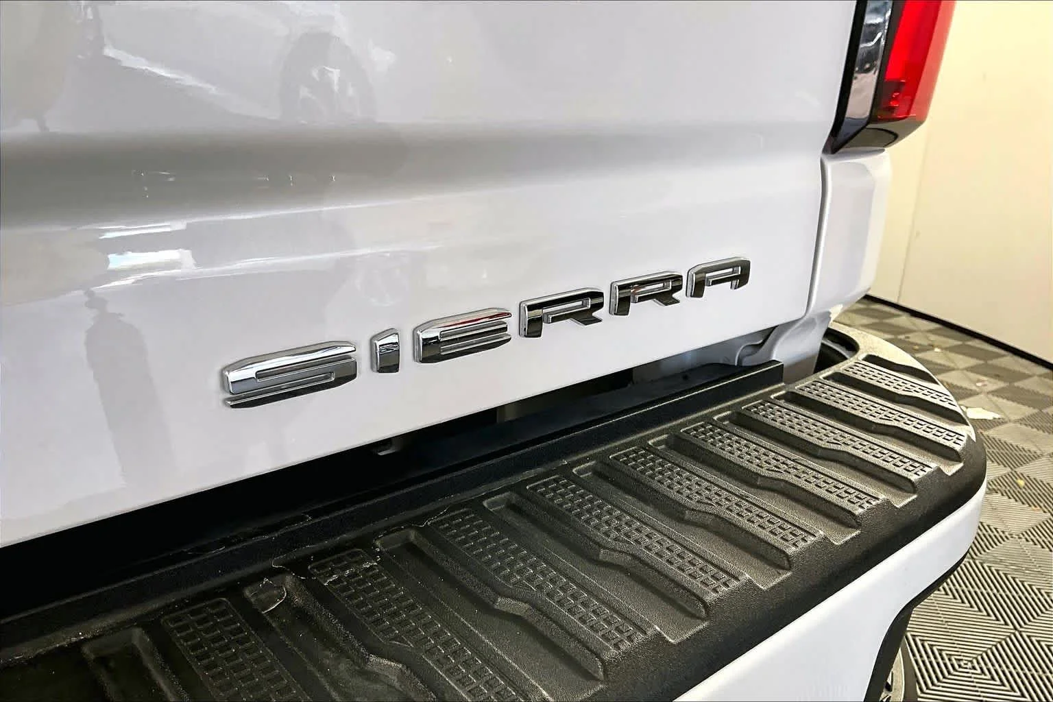 Used 2024 White Frost Tricoat GMC Denali image 30