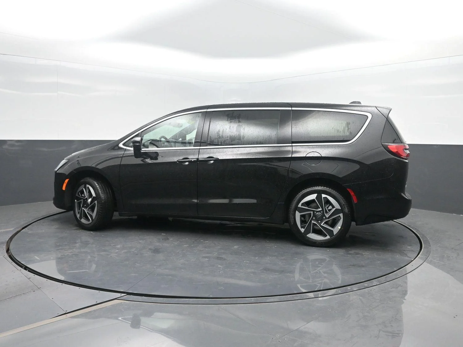 New 2027 Diamond Black Crystal Pearl-Coat Exterior Paint Chrysler Limited image 43