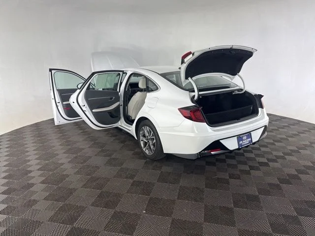 Used 2023 White Hyundai SEL image 20