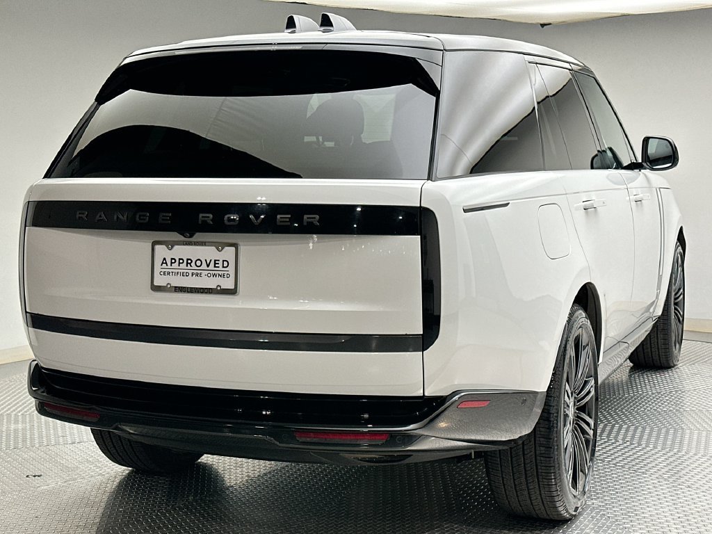 Used 2025  Land Rover SE image 13