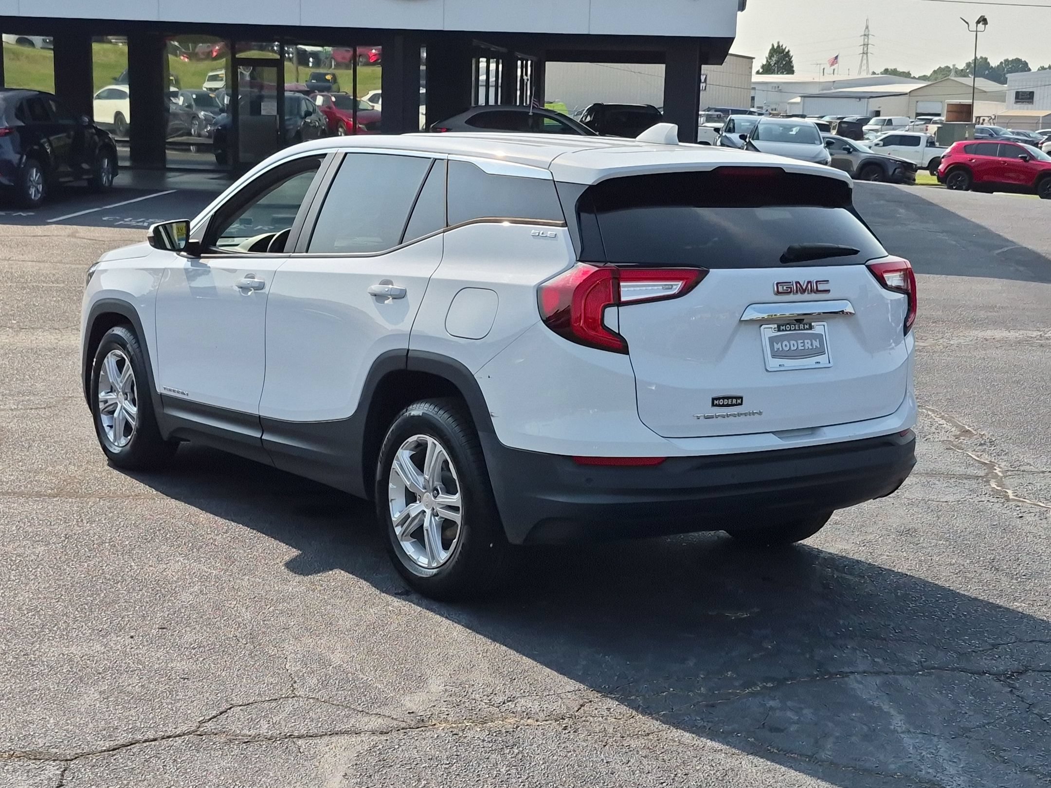 Used 2022 Summit White GMC SLE image 3