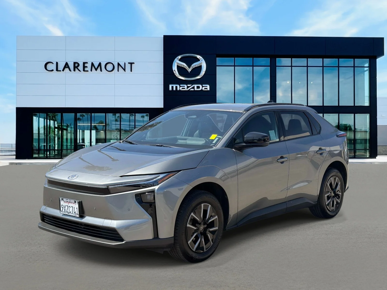 Used 2026 HEAVY METAL Toyota XLE FWD (Natl) image 3