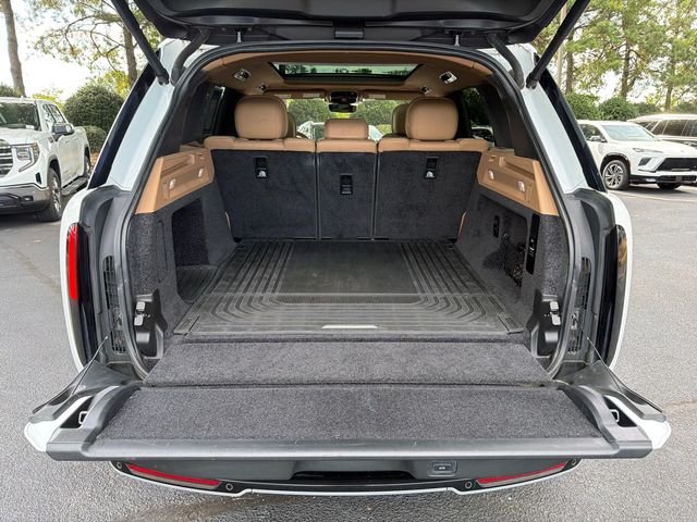 Used 2023 White Land Rover SE image 18