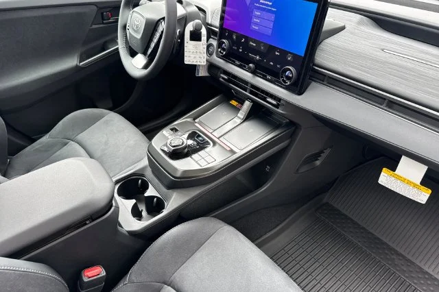 New 2026 Wind Chill Pearl with Midnight Black Metallic roof <sup>1</sup> Toyota  XSE image 18