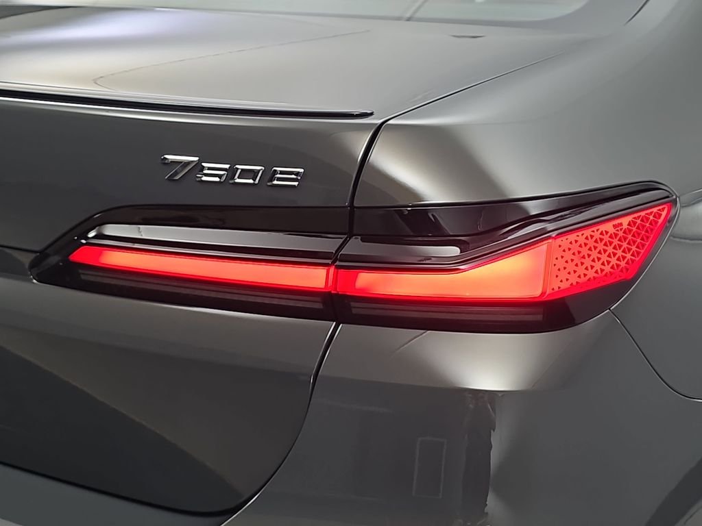 2026 BMW 7 Series 750e - Photo 33