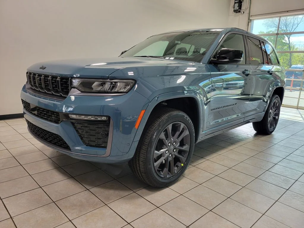 New 2026 Steel Blue Exterior Paint Jeep Limited Reserve image 3