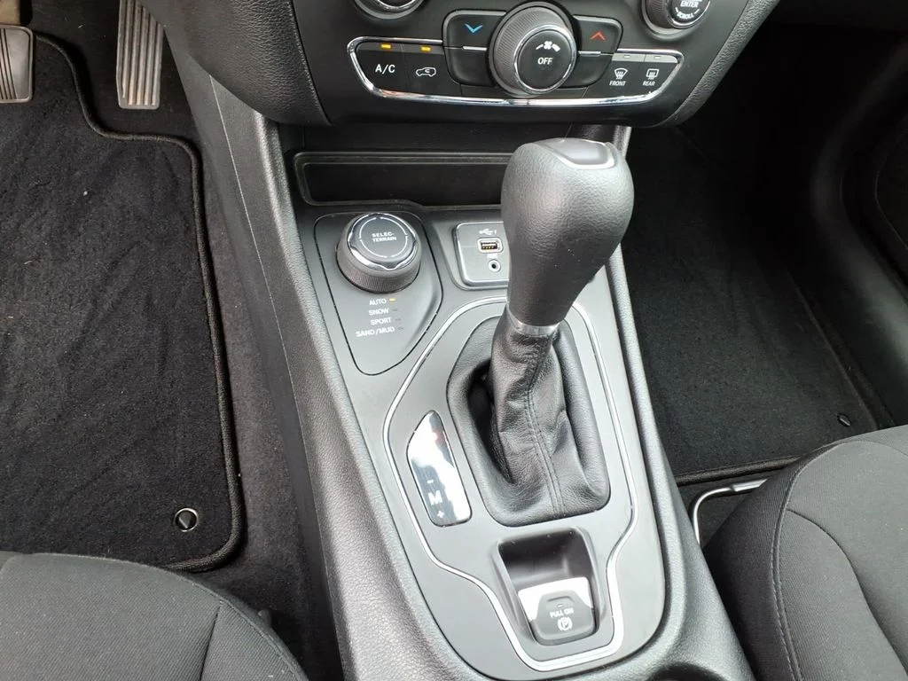 Used 2021 White Jeep Latitude image 27