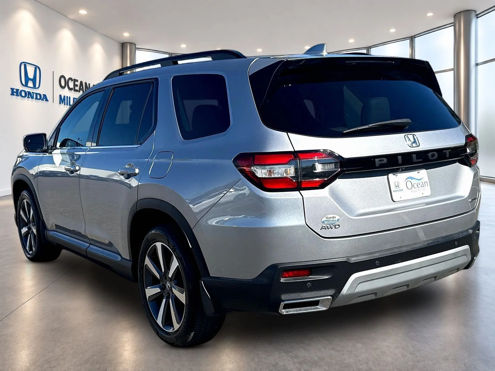 Used 2024 Lunar Silver Metallic Honda Touring image 8