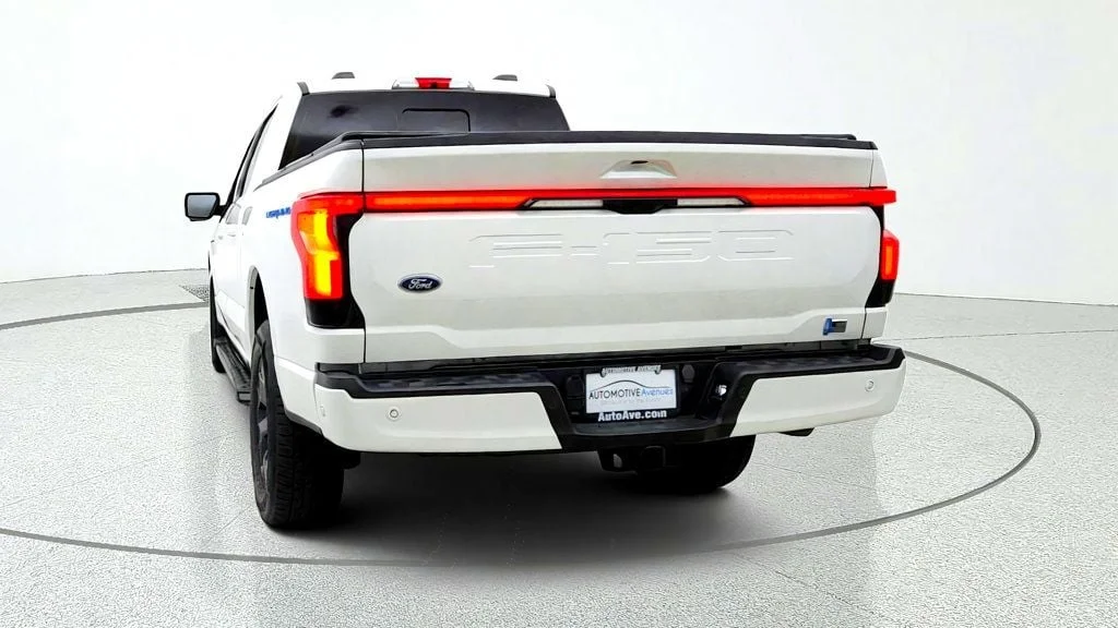Used 2023 Star White Metallic Tri-Coat Ford LARIAT 4WD SuperCrew 5.5