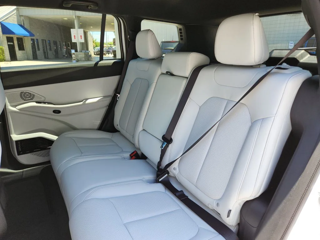 New 2026 Bright White Clear-Coat Exterior Paint Jeep Limited image 17