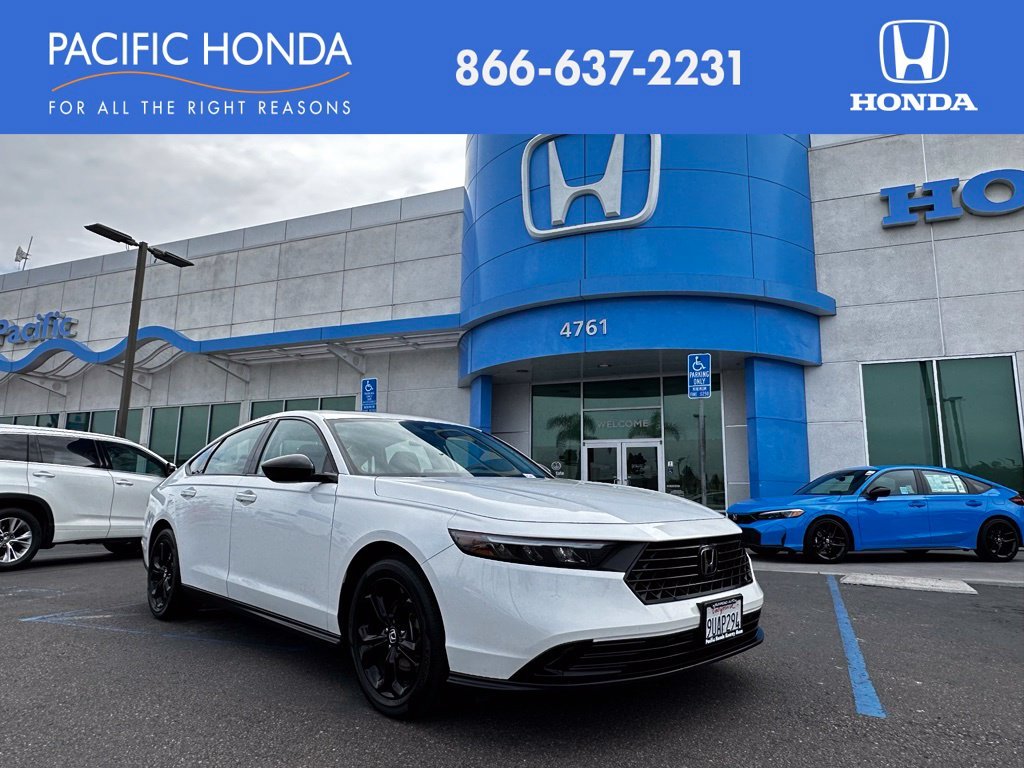 Used 2025 Platinum White Pearl Honda SE image 1