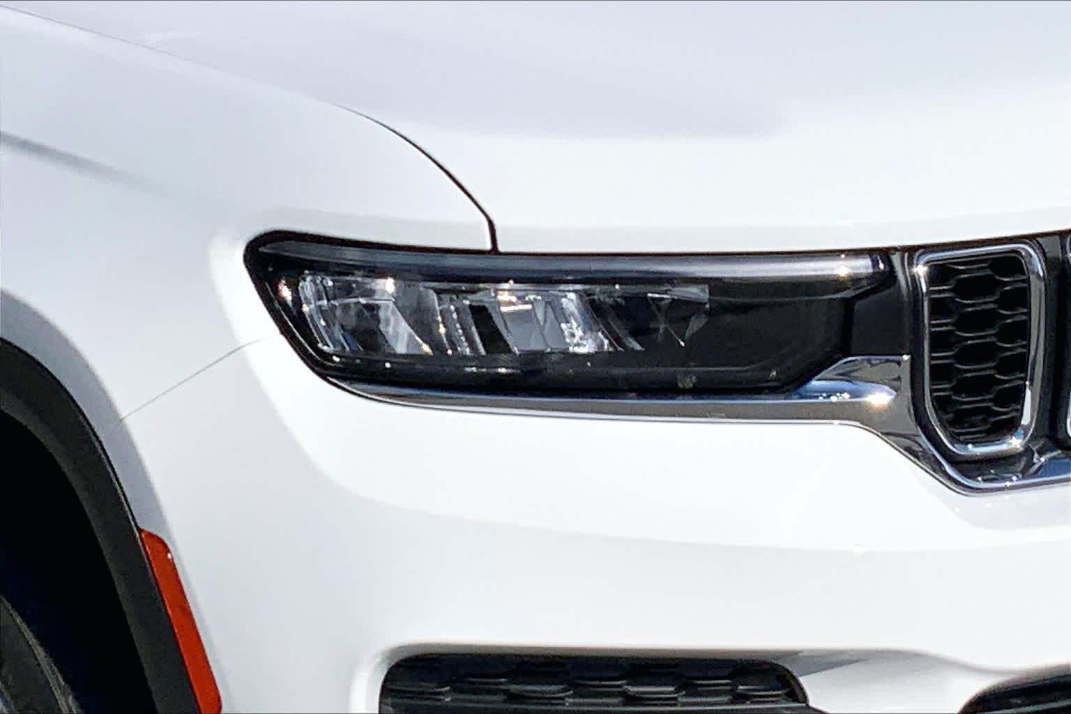 New 2026 Bright White Clear-Coat Exterior Paint Jeep Laredo X image 10