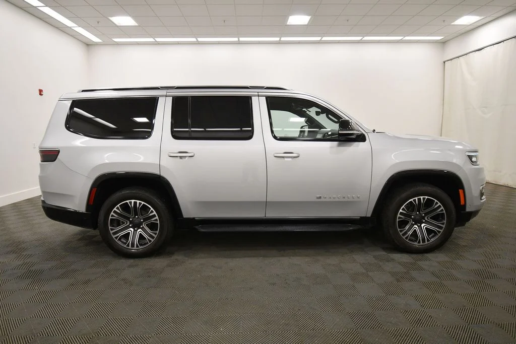 Used 2024 Silver Jeep Base image 9