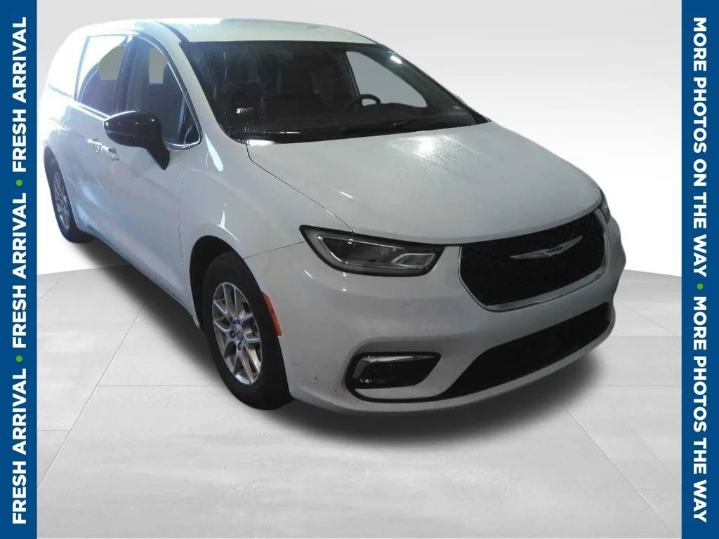 Used 2024 White/off-white Chrysler Touring L image 1