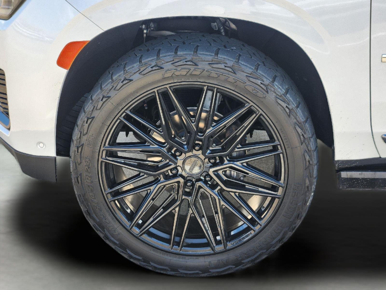 Used 2024 White Frost Tricoat GMC Denali Ultimate image 9