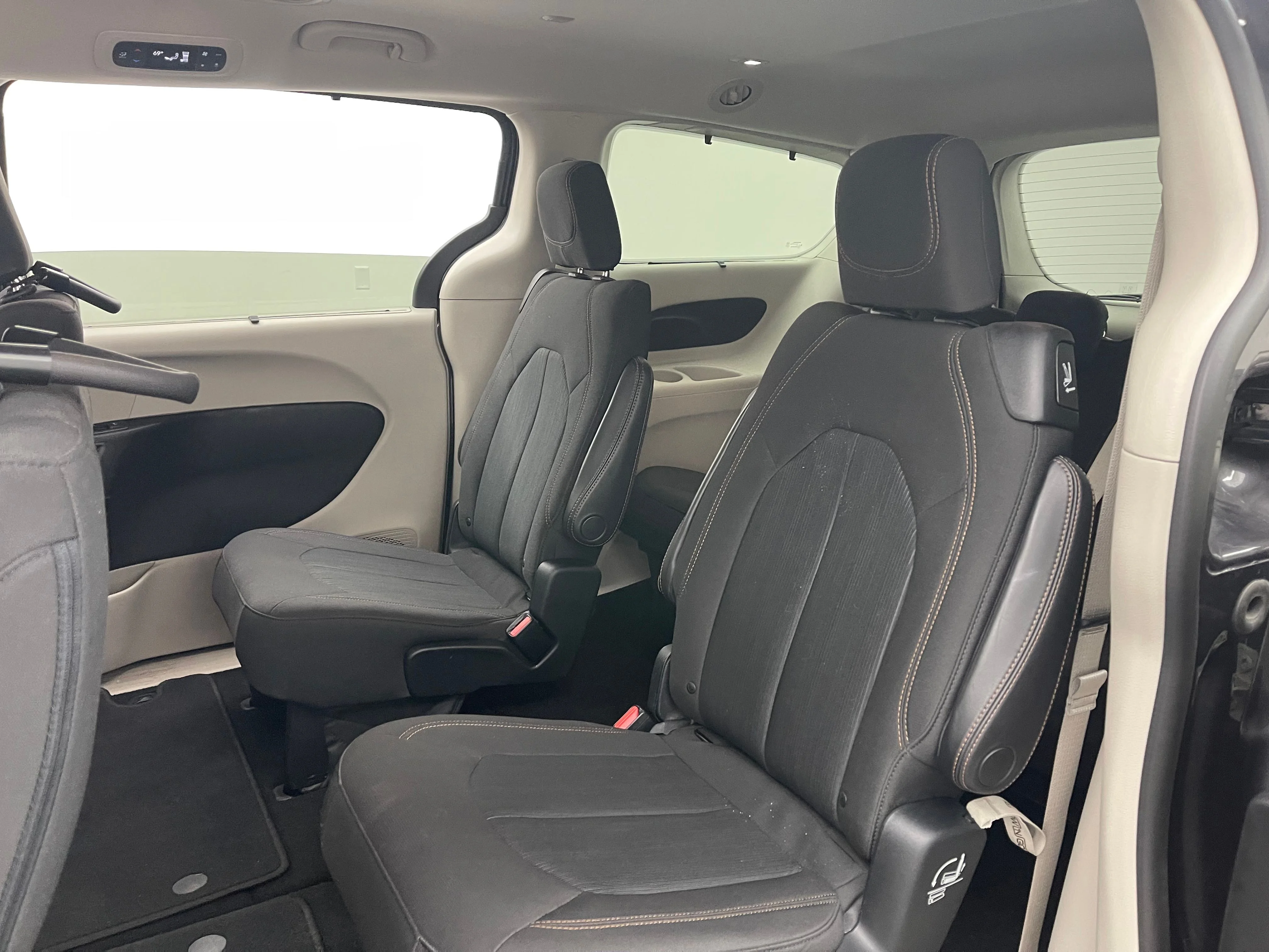 Used 2017 Granite Crystal Metallic Clearcoat Chrysler Touring L image 37