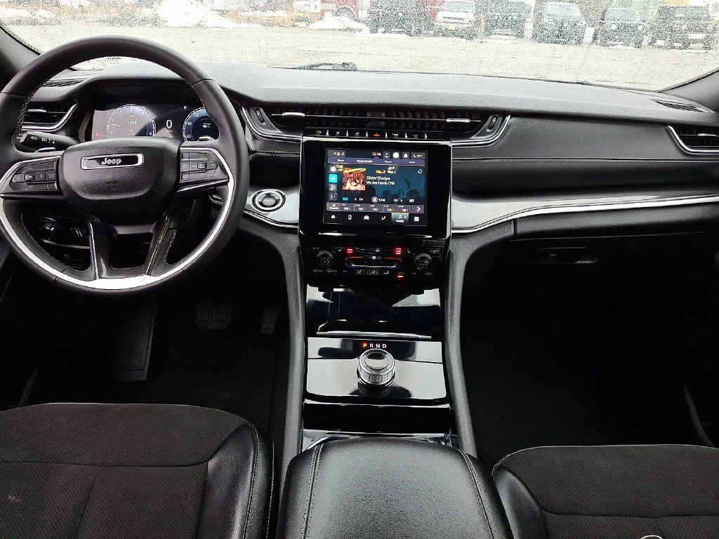 Used 2023 Diamond Black Crystal Pearlcoat Jeep Altitude image 16