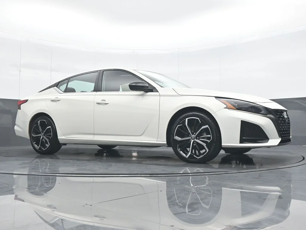 Used 2025 White Nissan 2.5 SR image 33