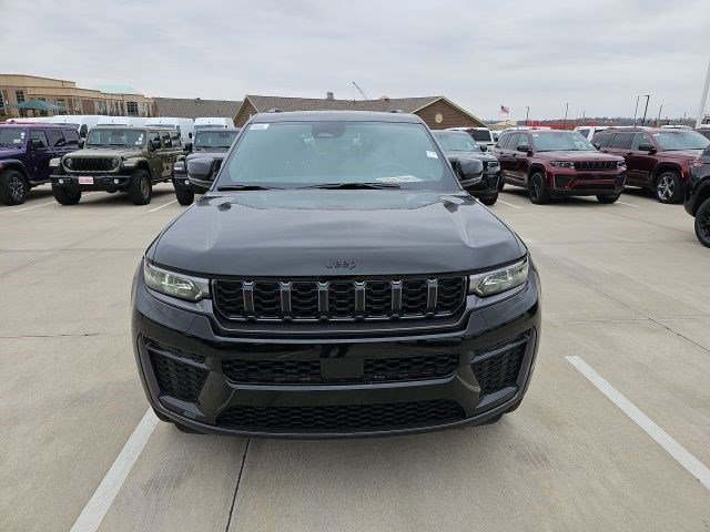 New 2026 Diamond Black Crystal Pearlcoat Jeep Laredo Altitude image 8