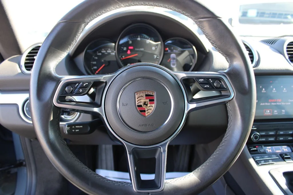 Used 2018  Porsche Base image 26